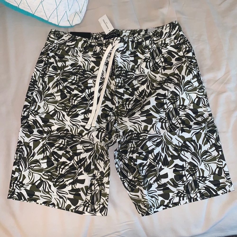 Banana republic elastic waist mens shorts brand new men size small